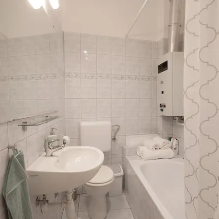 Palace District, Leisurely Nest In Crowded Dwntwn * Budapest