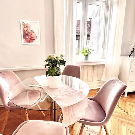 Cozy Flat For 4-6 People, Andrassy Str -oktogon Area