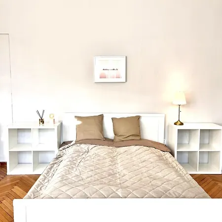 Cozy Flat For 4-6 People, Andrassy Str -oktogon Area Apartment Budapest