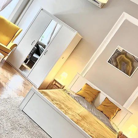 Cozy Flat For 4-6 People, Andrassy Str -oktogon Area Apartment Budapest