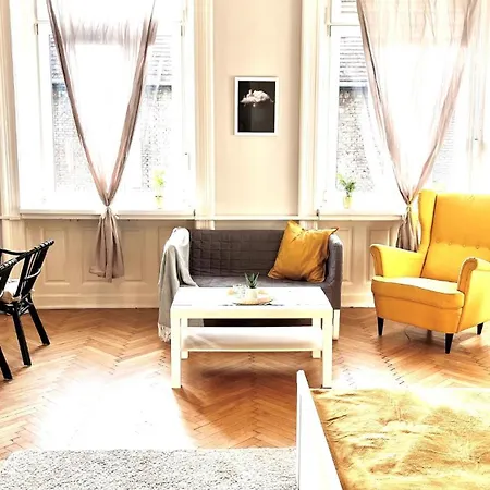 Cozy Flat For 4-6 People, Andrassy Str -oktogon Area Apartment *