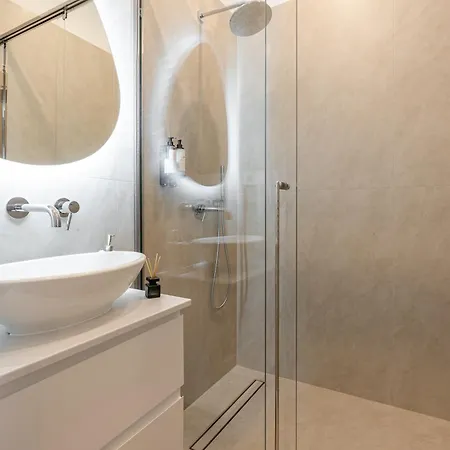 Oasis Luxe Boutique By Bqa * Budapest