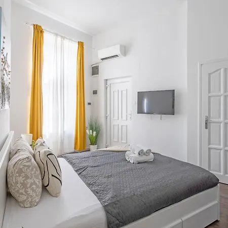 Exclusive & Grand Next To The Fashion St' * Budapest