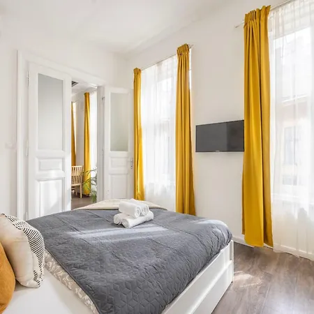 Exclusive & Grand Next To The Fashion St' Apartment Budapest