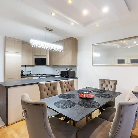 Beautiful Three Bedrooms With Free Parking Close To The Danube Coast Appartement *