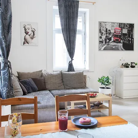 Dora Near Buda Castle With Parking! Appartement Boedapest