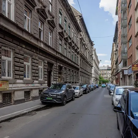Chic Urban Retreat- Near Opera & Basilica Apartment
