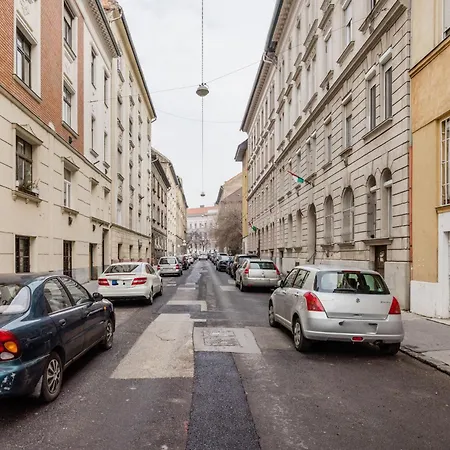 Apartment Perfectly Compact - Two Bedrooms With Ac & Parking