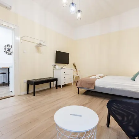Perfectly Compact - Two Bedrooms With Ac & Parking Apartment
