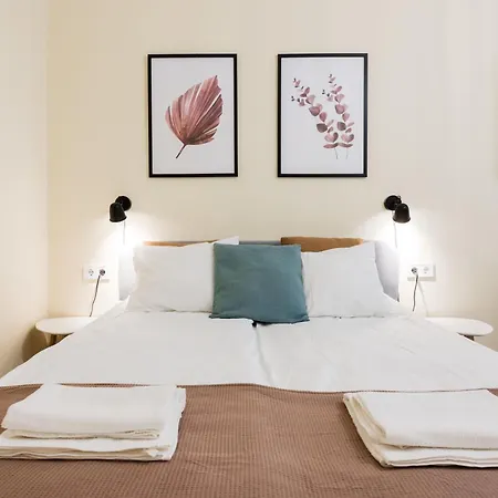 Perfectly Compact - Two Bedrooms With Ac & Parking *