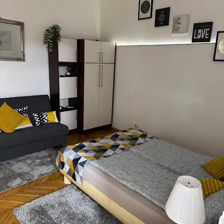 Small Cosy Near The Famous Westend Center Apartment Budapest
