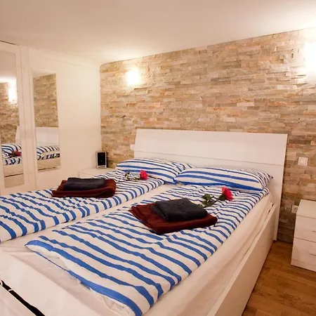 10 House Budget Apartment *