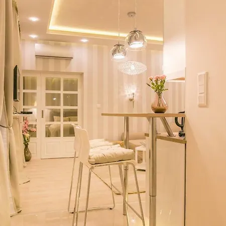 Panni Luxury Next To Gozsdu Garden Budapest