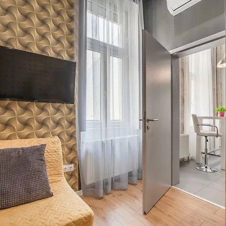 Broadway Apartment *