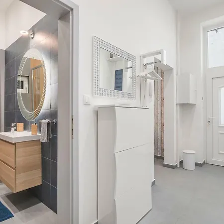 Broadway Apartment *