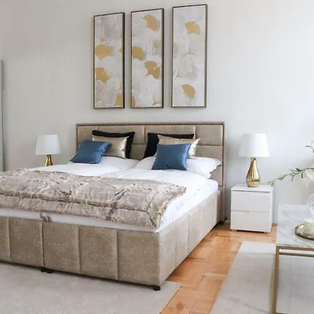 Apartment Deluxe With 2 Bedrooms And Ac *