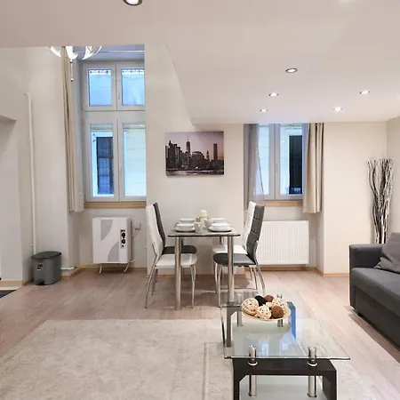 Cosy 2 Bedroom Flat In The Heart Of