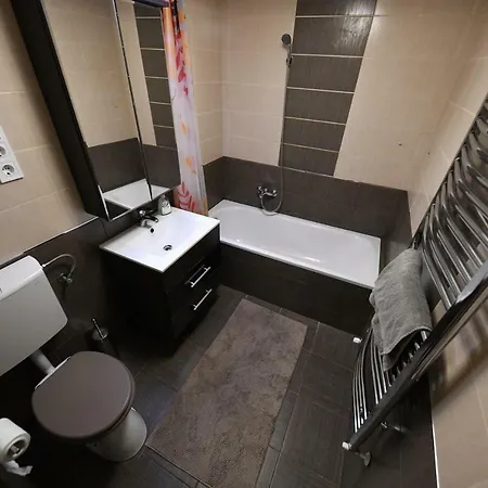 Cosy 2 Bedroom Flat In The Heart Of Apartment *