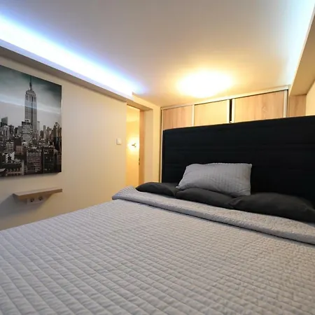 Cosy 2 Bedroom Flat In The Heart Of *
