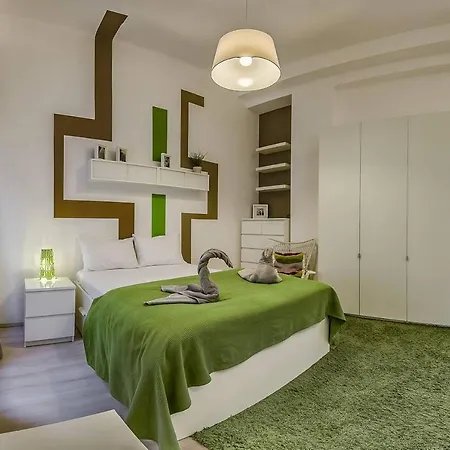Your Frisky In The Iconic Vaci Street * Budapest