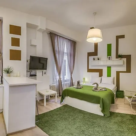 Your Frisky In The Iconic Vaci Street * Budapest